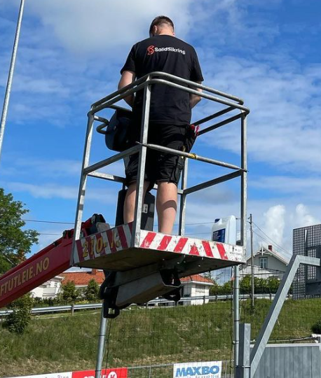 Installasjon av kameraovervåking på idrettsarena i høyden