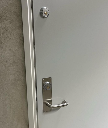 Låsesmed arbeider – sikkerhetslås på boddør