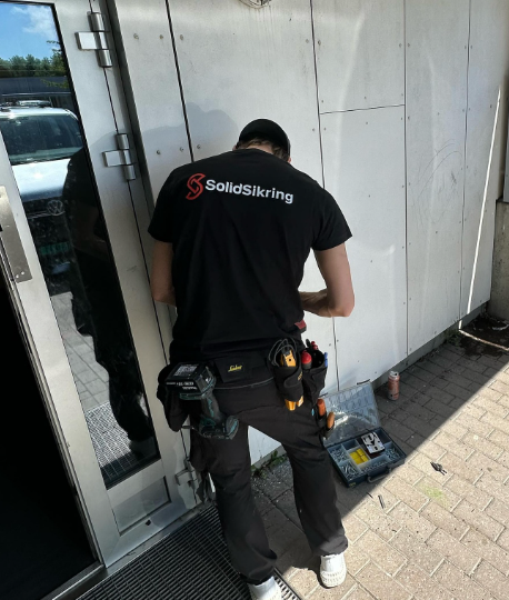 Montasje av kortleser til adgangskontroll på skolebygg i Asker